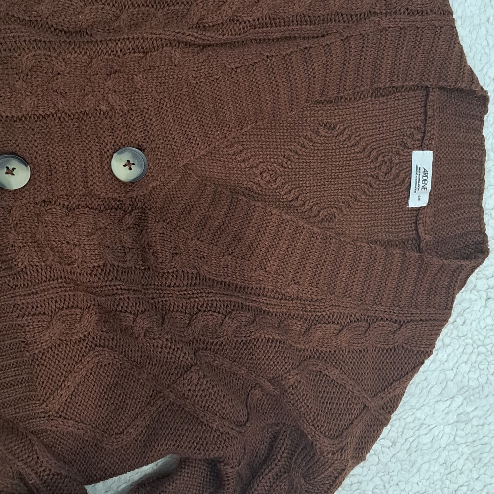 A sweater - Picture 3 of 10
